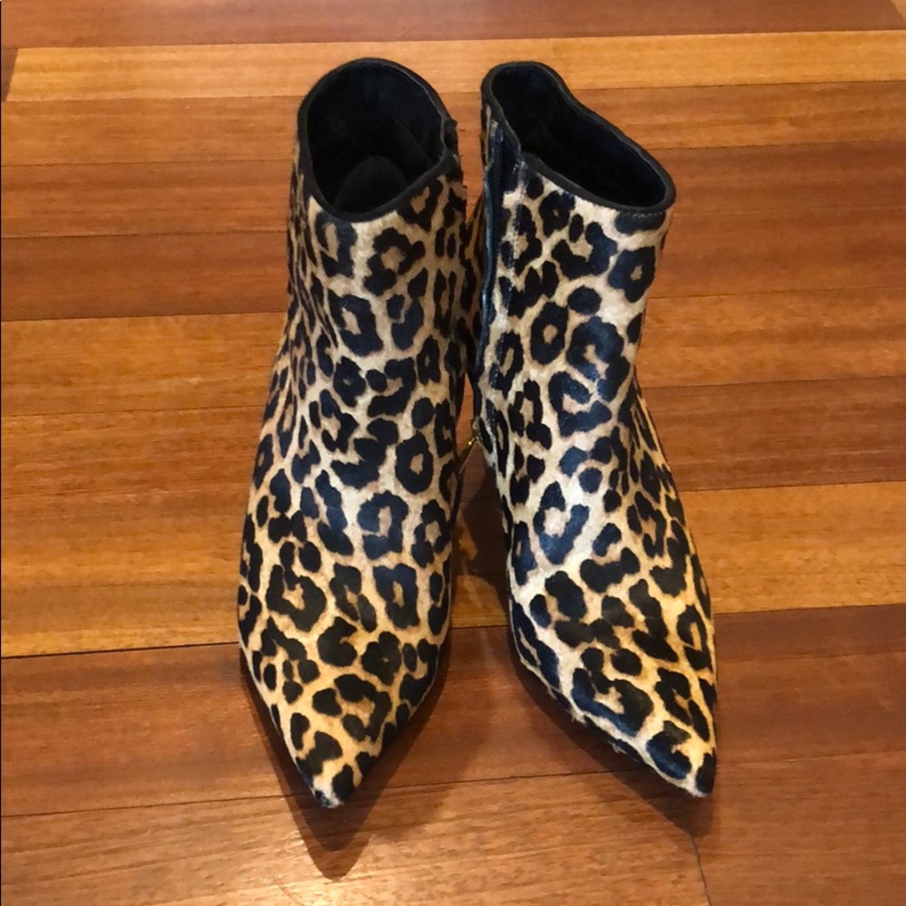 Size 7 Leopard print pointed toe booties